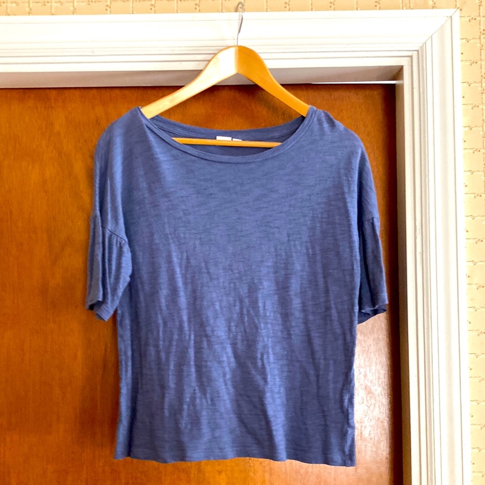 Gap size XS boat neck. Cotton/machine washable. Bluish gray. Cute sleeves!